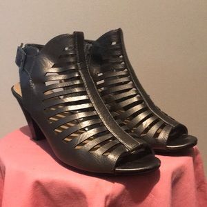 Madelon. Size 7.5. Pewter.